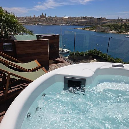 Unique Seafront Triplex Penthouse With Panoramic Bedroom & Rooftop Jacuzzi Overlooking Valletta Sliema Exterior photo