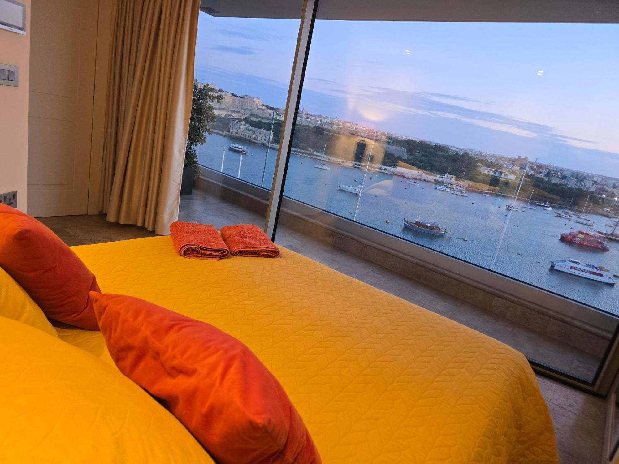Unique Seafront Triplex Penthouse With Panoramic Bedroom & Rooftop Jacuzzi Overlooking Valletta Sliema Exterior photo