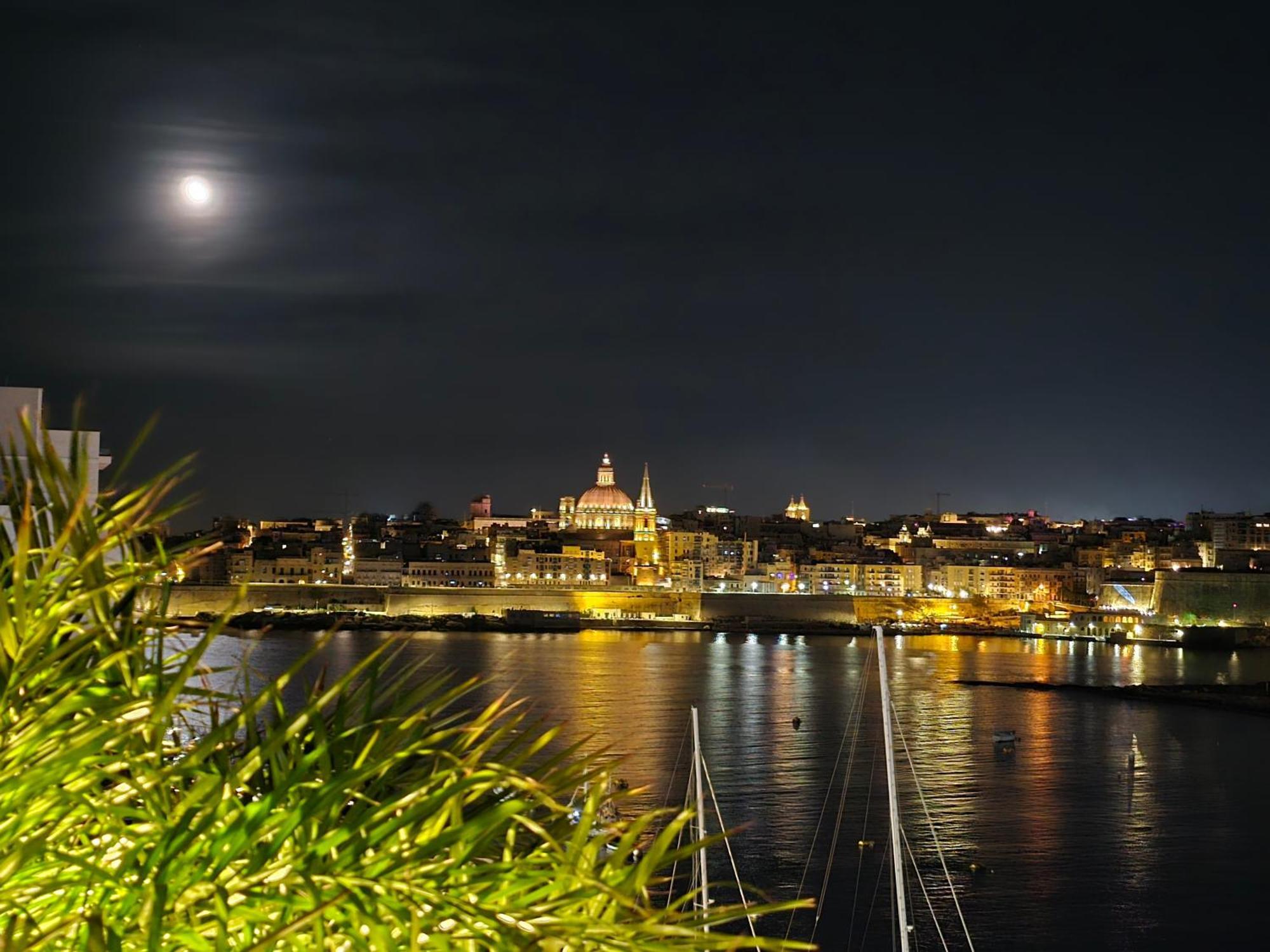 Unique Seafront Triplex Penthouse With Panoramic Bedroom & Rooftop Jacuzzi Overlooking Valletta Sliema Exterior photo