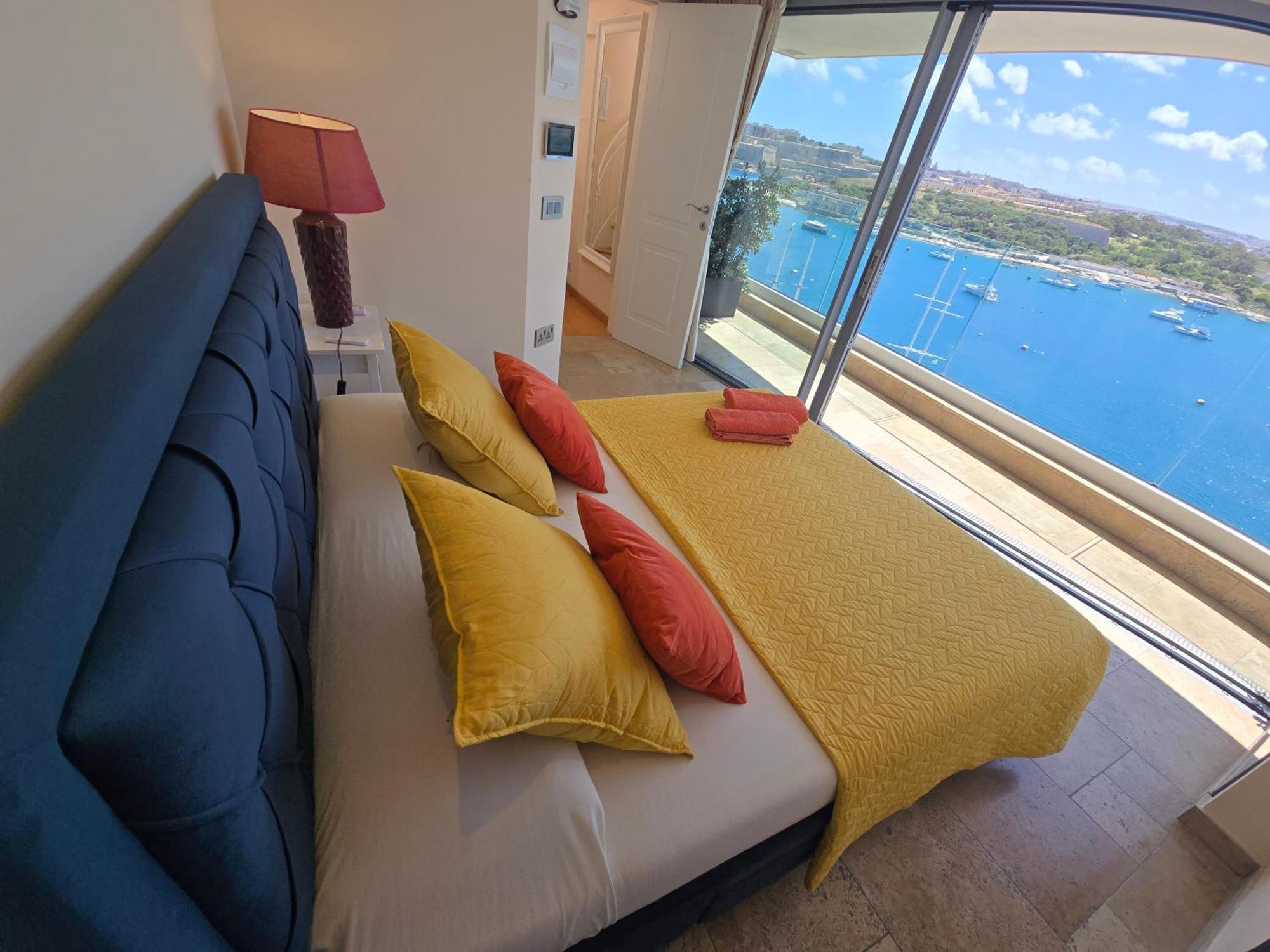 Unique Seafront Triplex Penthouse With Panoramic Bedroom & Rooftop Jacuzzi Overlooking Valletta Sliema Exterior photo