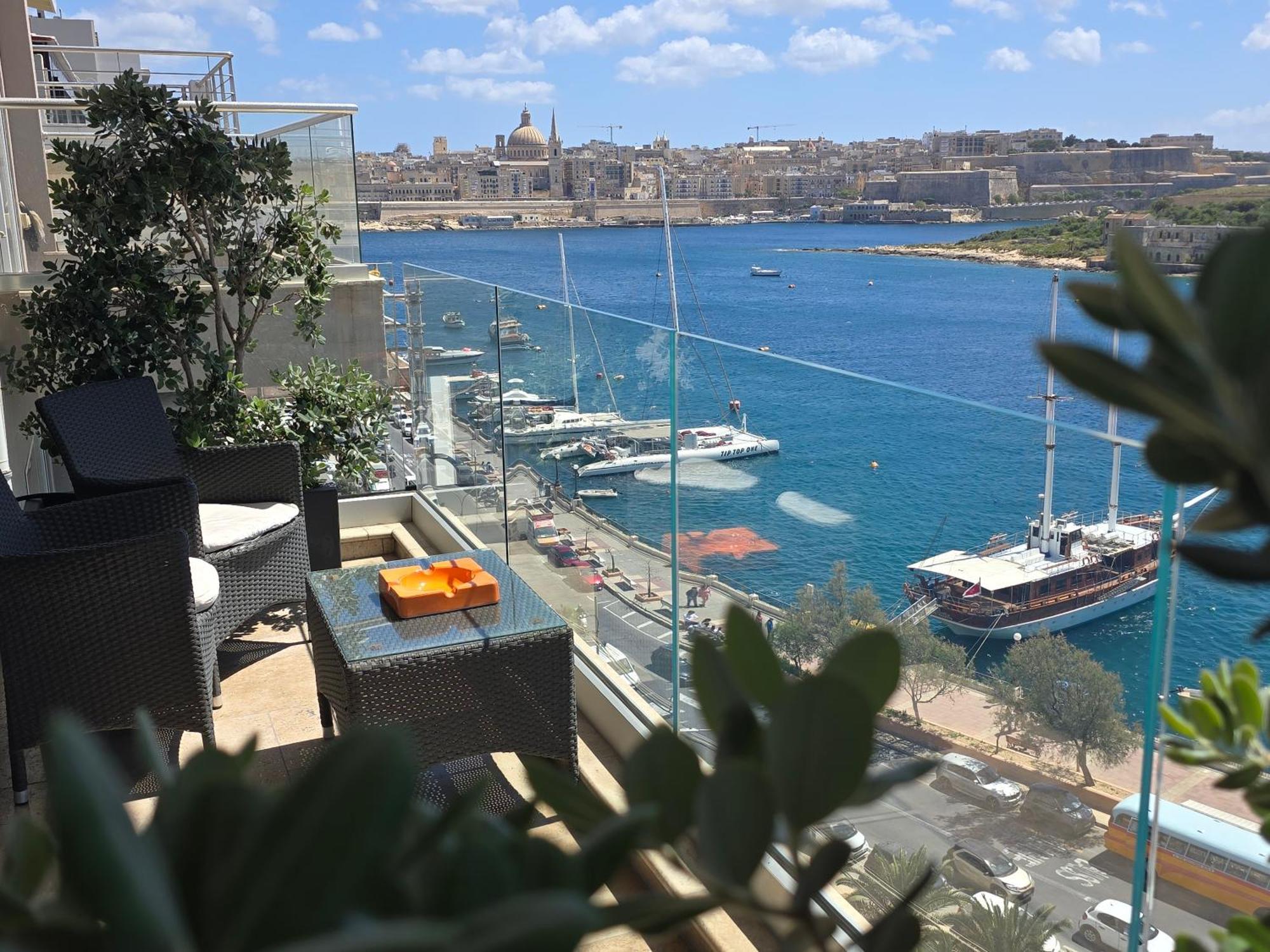Unique Seafront Triplex Penthouse With Panoramic Bedroom & Rooftop Jacuzzi Overlooking Valletta Sliema Exterior photo