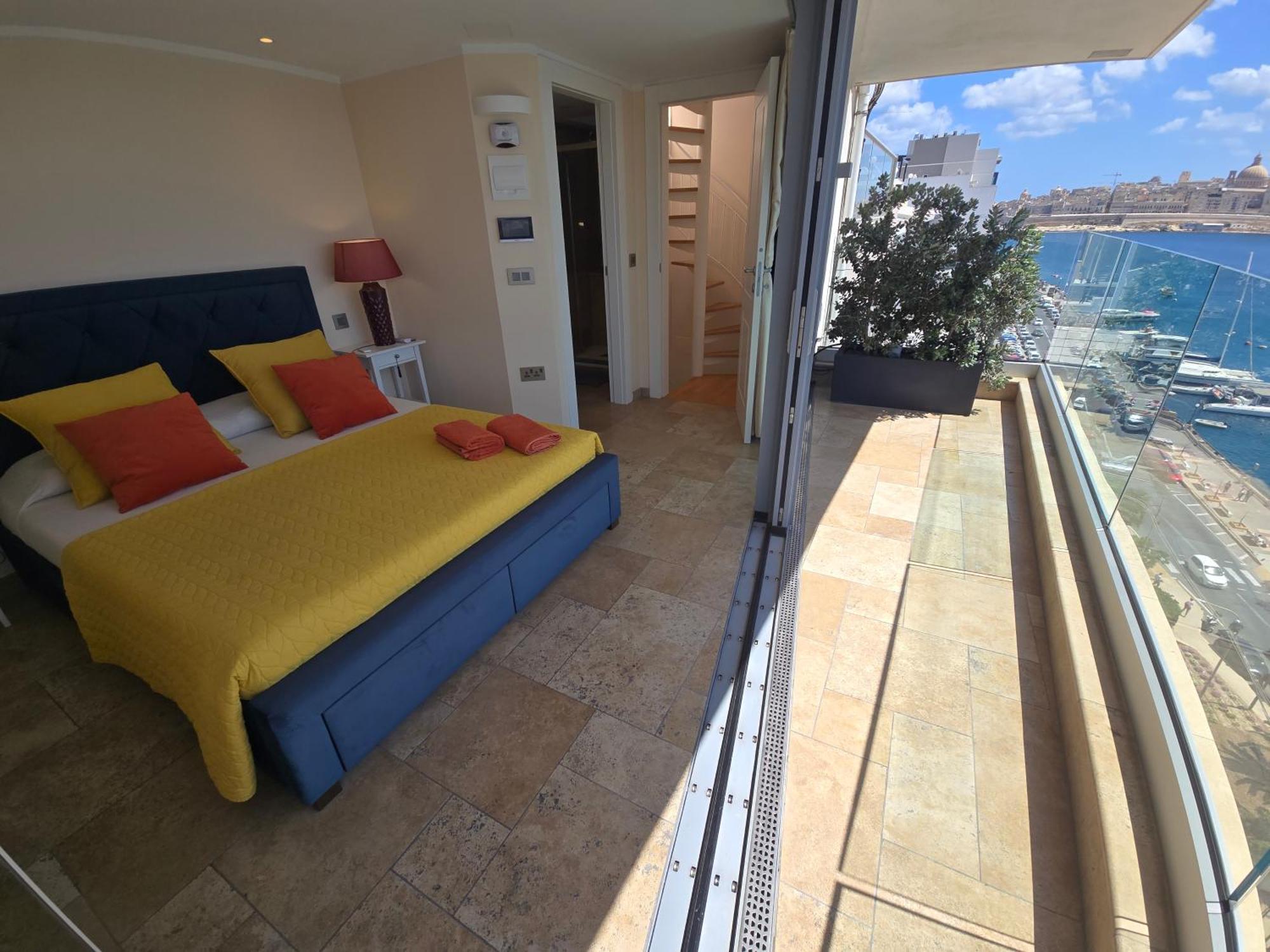 Unique Seafront Triplex Penthouse With Panoramic Bedroom & Rooftop Jacuzzi Overlooking Valletta Sliema Exterior photo