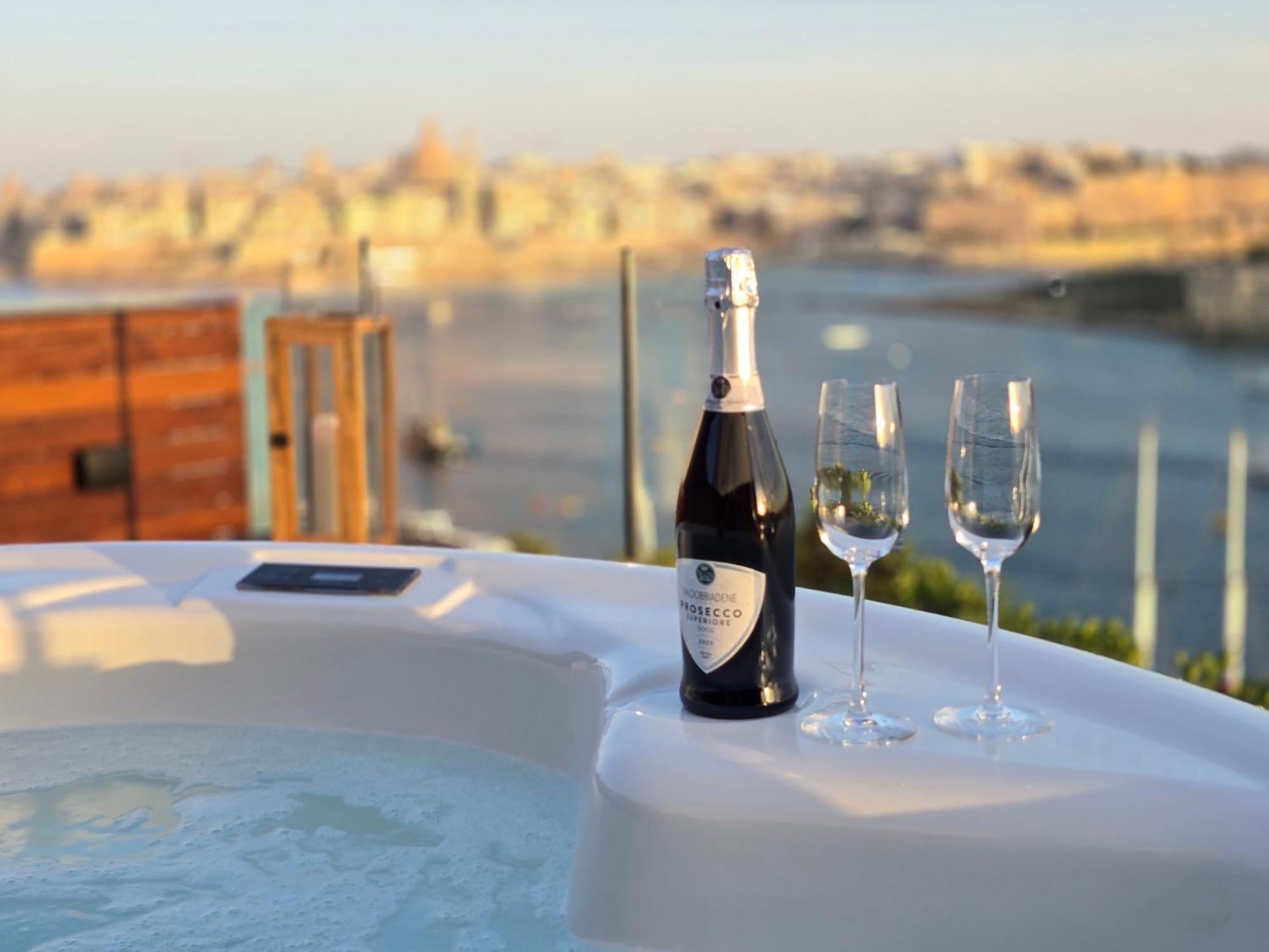 Unique Seafront Triplex Penthouse With Panoramic Bedroom & Rooftop Jacuzzi Overlooking Valletta Sliema Exterior photo