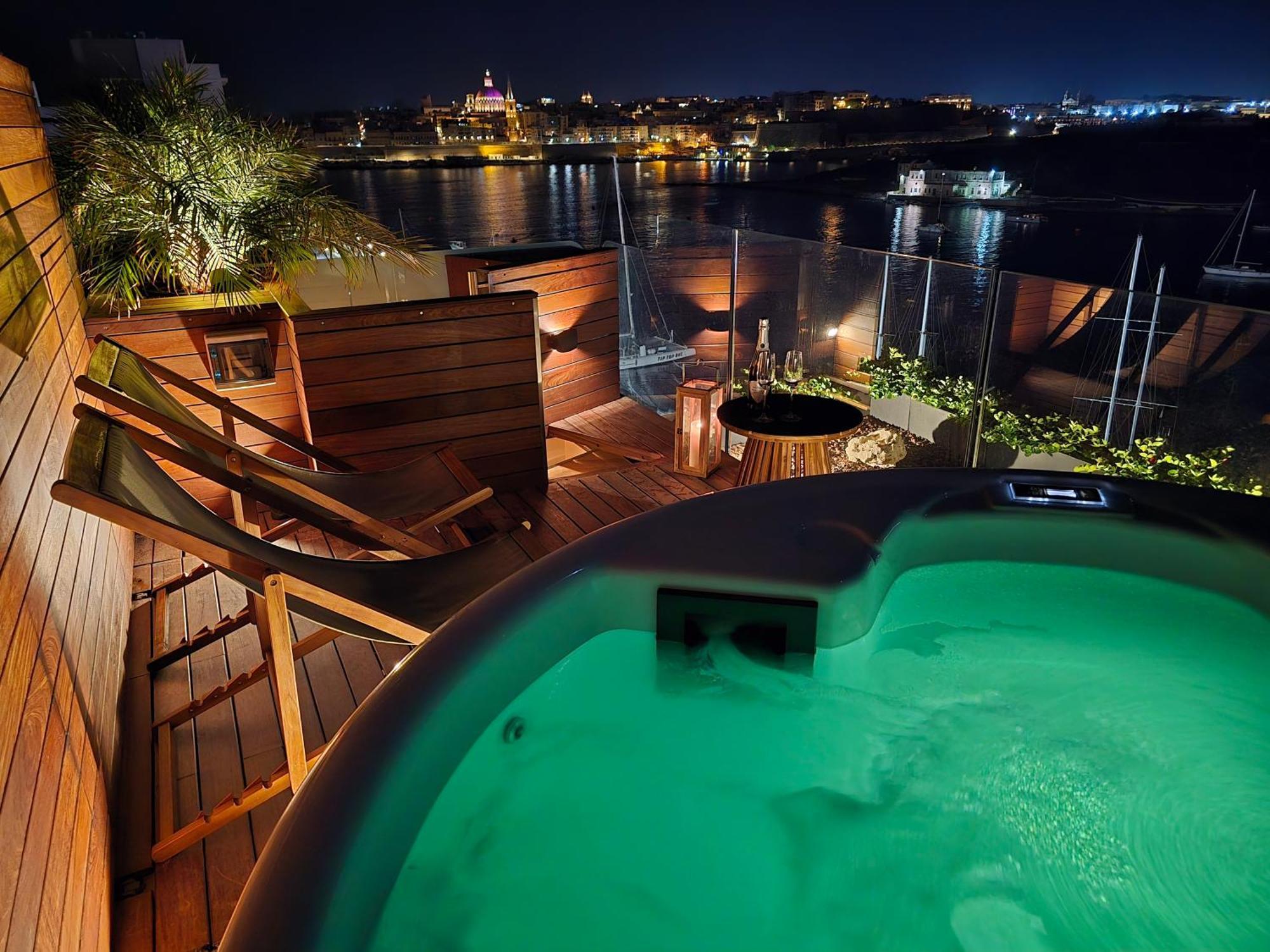 Unique Seafront Triplex Penthouse With Panoramic Bedroom & Rooftop Jacuzzi Overlooking Valletta Sliema Exterior photo